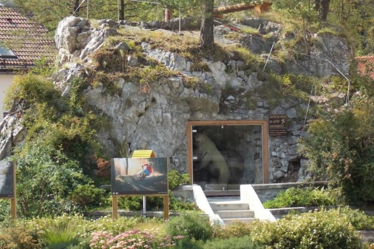 Skalna votlina z medvedom in plezalna pot čez skalo