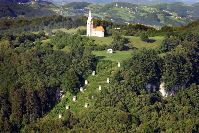 Cerkev svetega Križa in kapelice Križevega pota Planina